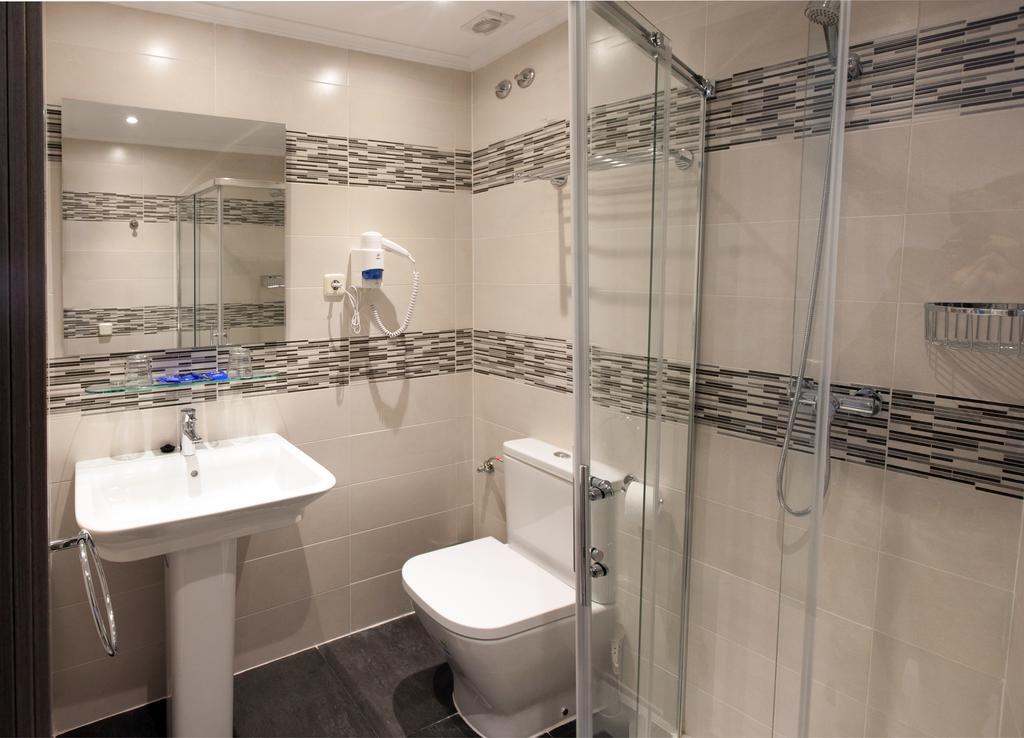 Family Room Private Bathroom,367332169:JPEG